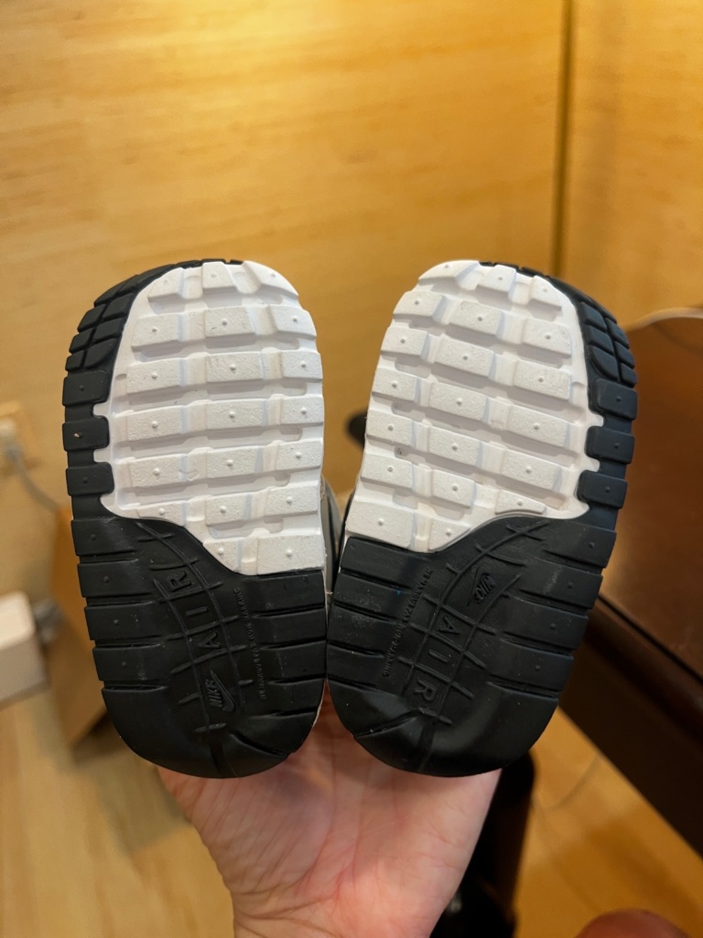 Nike AirMax 1 toddler Black and White sneakers - Picture 4 of 4